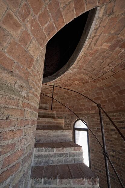 Uno de los rincones de la escalera del interior de la torre de las Aguas del Besòs