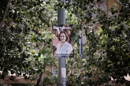 Cartel electoral de Ada Colau en el barrio del Raval, frente a la Filmoteca.