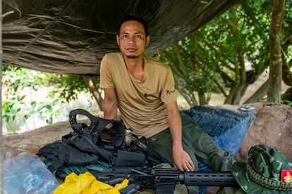 El director de escuela, Saw Eh Khu, a sus 39 años y ahora soldado del KNLA, defiende una trinchera que separa al ejército birmano del refugio en el que residen sus alumnos.