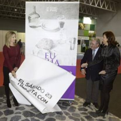 La consejera de Cutura y Turismo de la Junta de Castilla y León, Alicia García (i), presenta el cartel de la edición de 2014 de Las Edades del Hombre en Aranda de Duero, junto a la alcaldesa de esta localidad, Raquel González (d), el secretario de la Fundación de las Edades del Hombre, Gonzalo Jiménez (c).