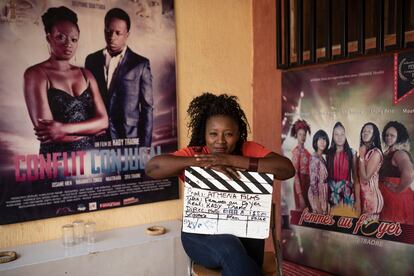 Kady Traoré posa en su casa de Uagadugú con la claqueta con la que rodó su conocida serie televisiva 'Femme au foyer'.