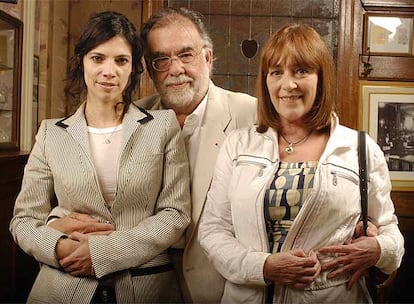 El director Francis Ford Coppola posa junto a las actrices españolas Maribel Verdú y Carmen Maura, con las que trabaja en la película 'Tetro' en Buenos Aires