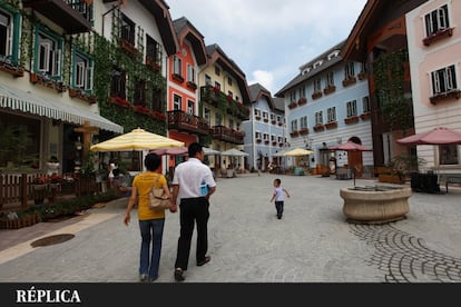 Hallstatt es un idílico pueblo austriaco de montaña a orillas del lago homónimo que no llega a los 1.000 vecinos. Destaca su plaza principal, varios templos y que, desde 2012, tiene una copia en la ciudad de Huizhou, en la provincia china de Guangdong. Las réplicas de la torre del reloj de la iglesia, de sus casas con balcones de madera y de sus fachadas alfombradas de hiedra son casi exactas. Los habitantes de Hallstatt, con división de opiniones respecto a la flamante gemela que les ha nacido, sí que han visto aumentar el número de turistas procedentes del gigante asiático desde que abrió sus puertas la Hallstatt china.