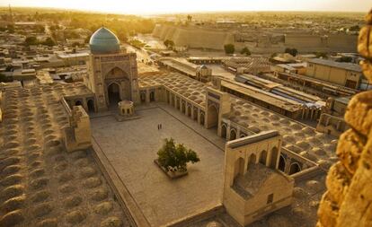 Atardecer en la mezquita de Kalan, en Bujará (Uzbekistán), vista desde su minarete.