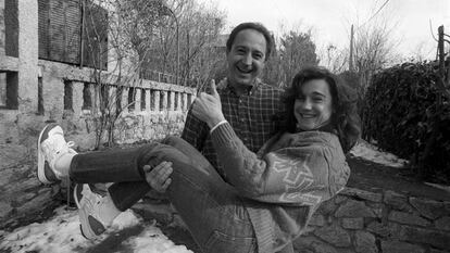 Paquito y Blanca Fernández Ochoa, en su casa de Cercedilla el 23 de diciembre de 1990.