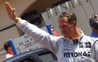 Michael Schumacher saluda a sus seguidores en Mónaco.