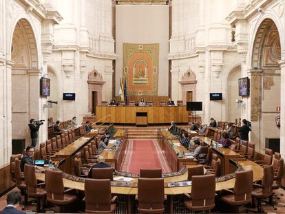 Reunión de la Diputación Permanente en el Salón de Plenos del Parlamento de Andalucía.