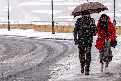 A snow-covered street in Toledo, which is on red alert this Friday.