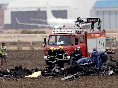 Bomberos y personal auxiliar recogen restos del F-18 siniestrado en la base aérea de Torrejón de Ardoz (Madrid), el 17 de octubre de 2017.