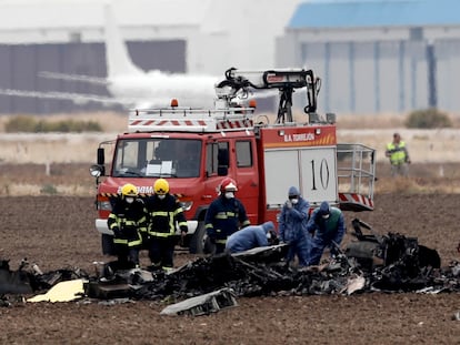 Bomberos y personal auxiliar recogen restos del F-18 siniestrado en la base aérea de Torrejón de Ardoz (Madrid), el 17 de octubre de 2017.