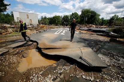 Una carretera destruida en una zona afectada por las inundaciones tras las fuertes lluvias en Bad Neuenahr-Ahrweiler, Alemania.