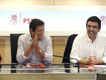 El presidente de la Comisi&oacute;n Gestora del PSOE, Javier Fern&aacute;ndez, con Mario Jim&eacute;nez y Ascensi&oacute;n Godoy.