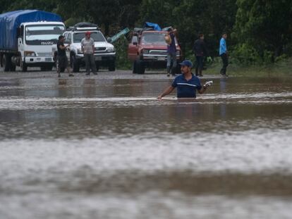 Un hombre camina por una carretera inundada en Okonwas, Nicaragua, el miércoles 4 de noviembre de 2020.