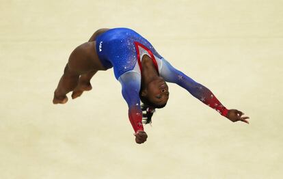 Simone Biles en el ejercicio de suelo.