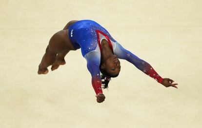 Simone Biles en el ejercicio de suelo. 