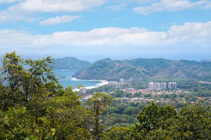 Vista aérea del distrito turístico de Jacó en Costa Rica.
