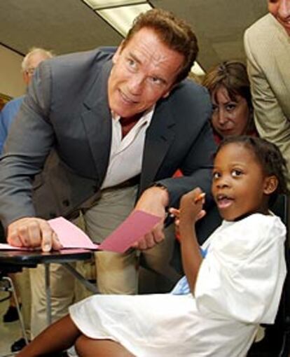 El candidato a gobernador de California, el actor Arnold Schwarzenegger, en una visita de campaña.