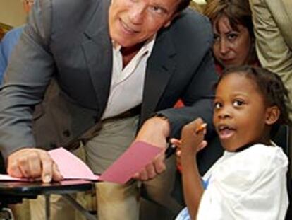 El candidato a gobernador de California, el actor Arnold Schwarzenegger, en una visita de campaña.
