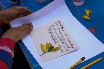 En el centro de terapia psicológica La Casita de los Picaflores, en Urquillos (Perú), el equipo de profesionales emplean el 'SandPlay' para tratar a sus pacientes; también la escritura de cartas. En la imagen, una misiva que un niño le ha escrito a su abuela, quien falleció poco antes de que naciese.