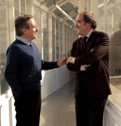 Iñaki y Ángel Gabilondo, en la azotea del edificio de la Cadena Ser, en la Gran Vía de Madrid.