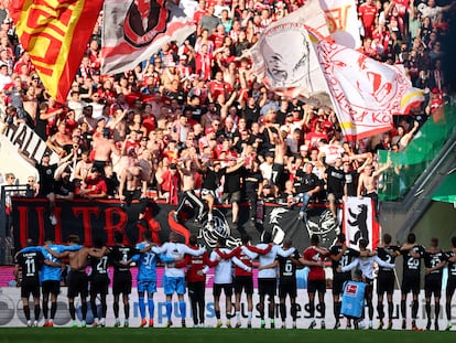 Los jugadores del Unión Berlín festajan con la grada su último triunfo en la Bundesliga ante el Colonia el pasado domingo.