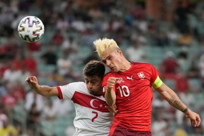 Xhaka disputa un balón aéreo ante Under, de Turquía.