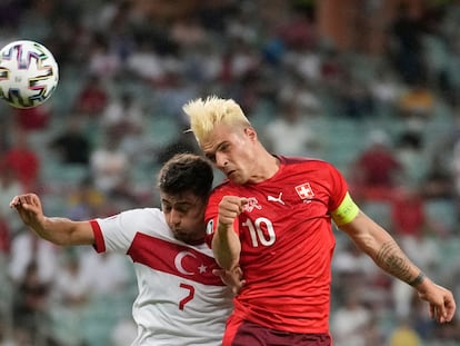 Xhaka disputa un balón aéreo ante Under, de Turquía.