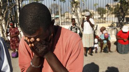 Un hombre reza en la misa dominical celebrada en la Catedral de Puerto Príncipe