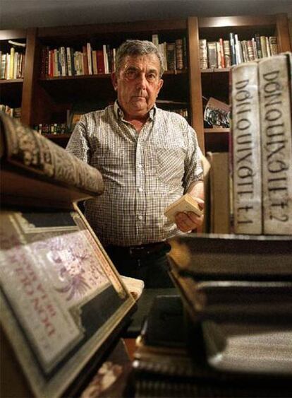 Claudio Pérez rodeado de <i>Quijotes</i> en su casa de Tarragona.