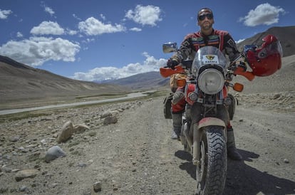 Ricardo Fité, a l'agresta carretera del Pamir, on li va fallar la caixa de canvis.