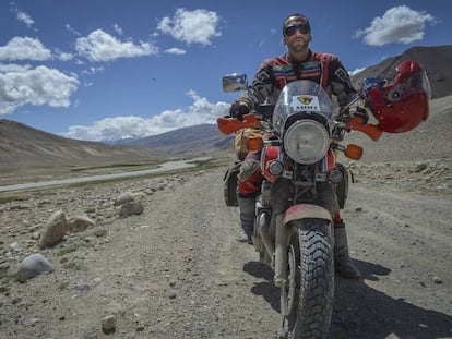 Ricardo Fité, a l'agresta carretera del Pamir, on li va fallar la caixa de canvis.