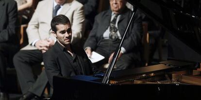 El pianista sevillano Juan P&eacute;rez Florist&aacute;n, al piano tras ser nombrado ganador del XVIII Concurso Internacional de Piano de Santander Paloma O&acute;Shea