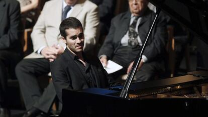 El pianista sevillano Juan P&eacute;rez Florist&aacute;n, al piano tras ser nombrado ganador del XVIII Concurso Internacional de Piano de Santander Paloma O&acute;Shea