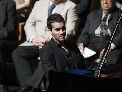 El pianista sevillano Juan P&eacute;rez Florist&aacute;n, al piano tras ser nombrado ganador del XVIII Concurso Internacional de Piano de Santander Paloma O&acute;Shea