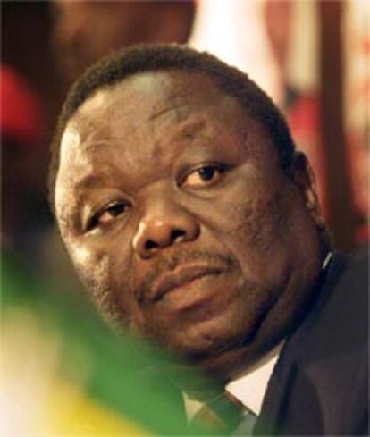 Morgan Tsvangirai, en la rueda d prensa en la que ha criticado el triunfo de Mugabe