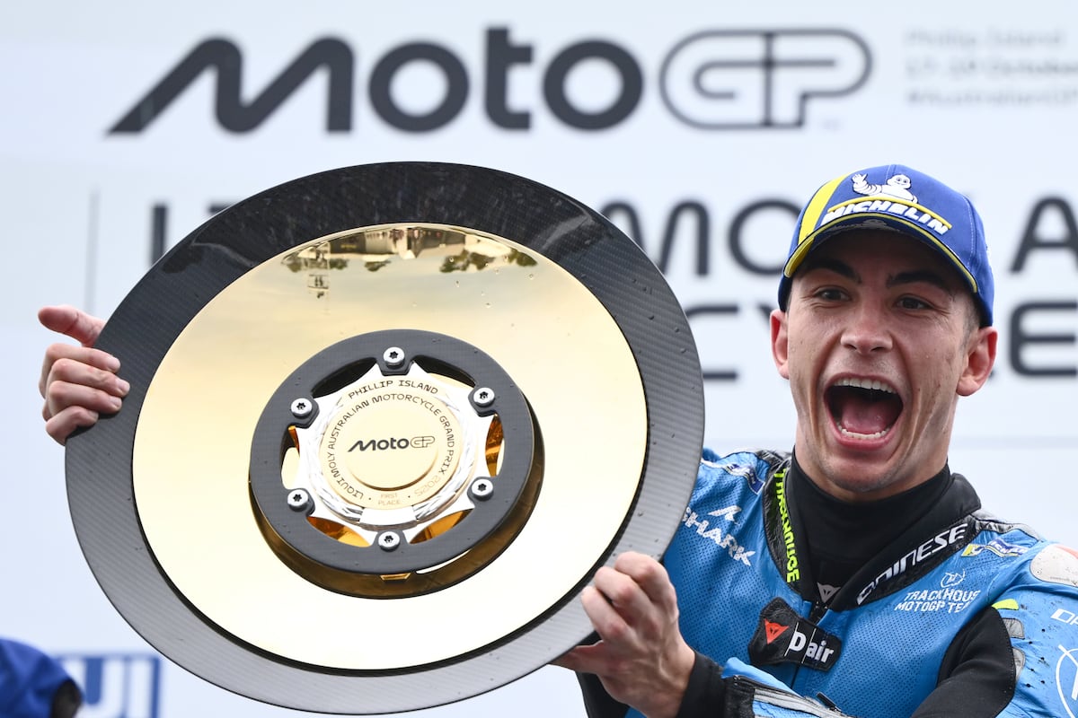 Raúl Fernández se estrena en MotoGP con una victoria en el GP de Australia