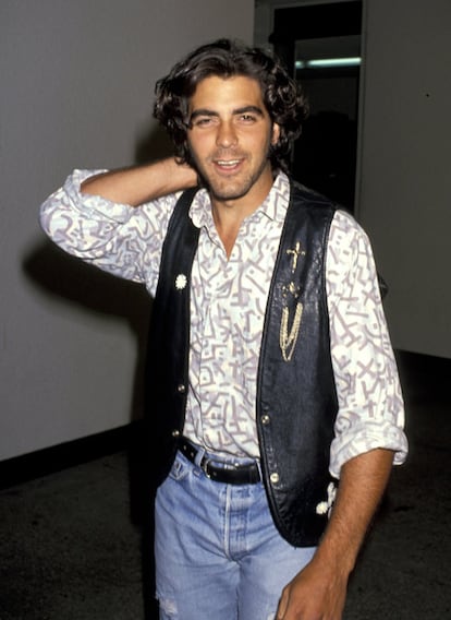 A finales de los años ochenta, sin haber llegado a cumplir los 30 años, Clooney empezó a convertirse en un rostro conocido de series y películas para televisión. Aquí, en Malibú en 1989.