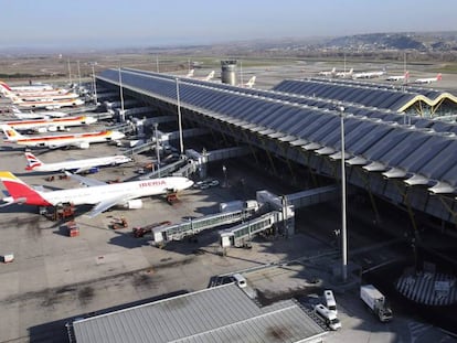 Varios aviones en las pistas de la T4 del Aeropuerto Adolfo Suárez Madrid-Barajas.