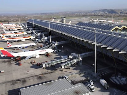 Varios aviones en las pistas de la T4 del Aeropuerto Adolfo Su&aacute;rez Madrid-Barajas. 