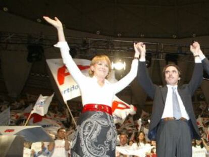 Esperanza Aguirre, Jos&eacute; Mar&iacute;a Aznar y Alberto Ruiz-Gallard&oacute;n, en el mitin de cierre de la campa&ntilde;a de 2003, cuyos actos fueron pagados con cargo a Fundescam. 