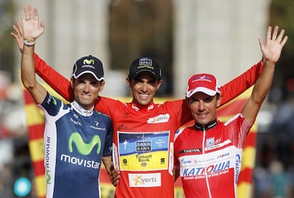 Contador, flanqueado por Valverde y Purito.