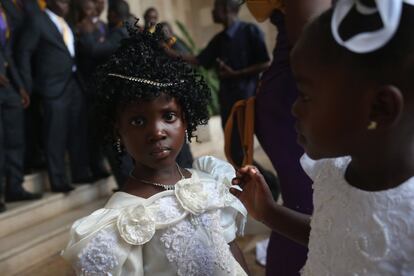 Las niñas que se encargan de llevar las flores esperan a los novios en una boda celebrada hace unos días en Monrovia. Cuando, aparentemente, ha pasado lo peor de la epidemia de ébola, este tipo de festejos, que eran desaconsejados por las autoridades (como todos los que suponían contacto y aglomeración de gente), vuelven a celebrarse.