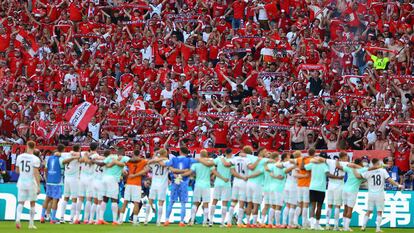 La selección austriaca celebra su victoria sobre Países Bajos con su afición.
