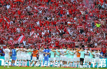 La selección austriaca celebra su victoria sobre Países Bajos con su afición.