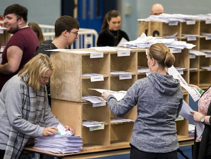 Recuento de votos, este domingo en Dublín. 