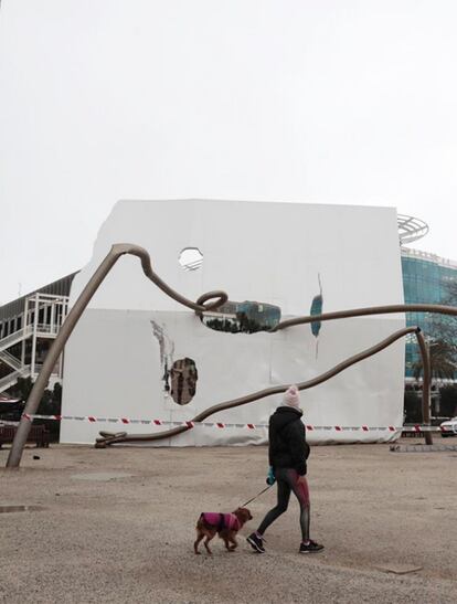 La escultura 'David y Goliat' caía al suelo por el temporal.