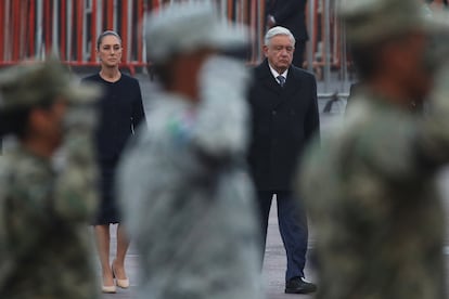 Claudia Sheinbaum y López Obrador asisten a una ceremonia en honor a las víctimas de los terremotos de septiembre de 1985 y 2017, este jueves en Ciudad de México.