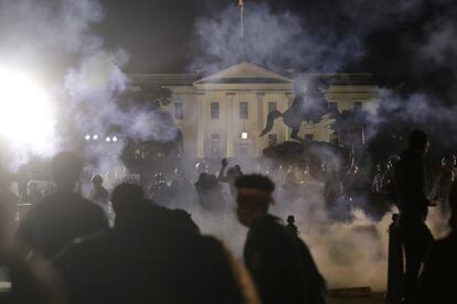 Protesta en los alrededores de la Casa Blanca, en la madrugada de este lunes. La ola de indignación comenzó con el vídeo de la muerte la detención de George Floyd, un hombre negro asfixiado brutalmente por un policía blanco en Minneapolis cuando lo iba a detener.