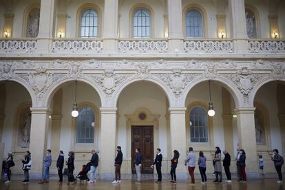 Una fila de personas esperan su turno para ejercer su derecho al voto en Lyon. Desde que el mandato presidencial se acortó de siete a cinco años, en 2002, ningún presidente ha sido reelegido.