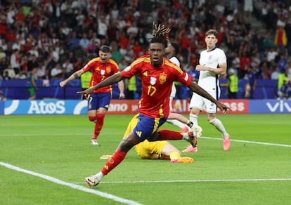 Nico Williams celebra el gol que abre el marcador de la final contra Inglaterra. 